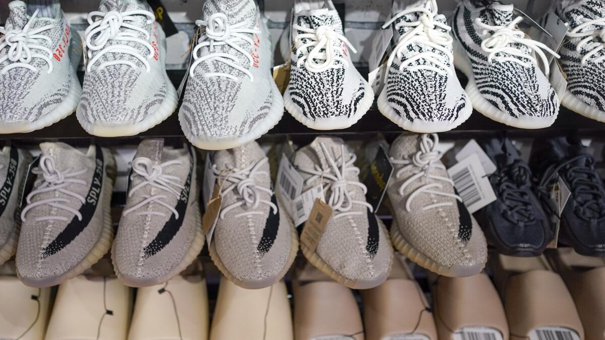 Adidas to put second batch of Yeezy sneakers on sale online - Los 